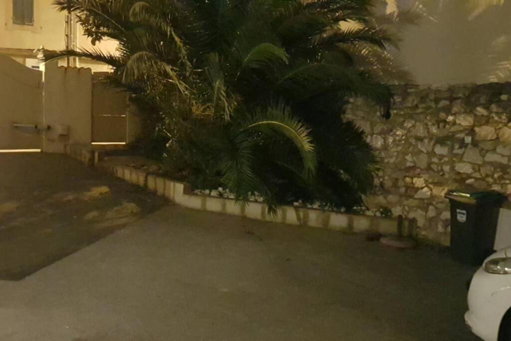 Gite Du Stade Le Studio Cour Parking Et Piscine Partagee Marseille Bagian luar foto