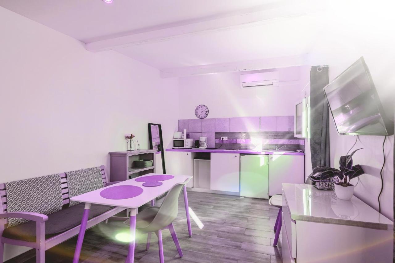 Gite Du Stade Le Studio Cour Parking Et Piscine Partagee Marseille Bagian luar foto